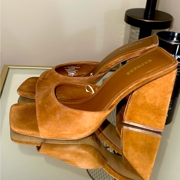 Tan suede dress slide with triangular heel, great support, comfy and stylish - Picture 3 of 3